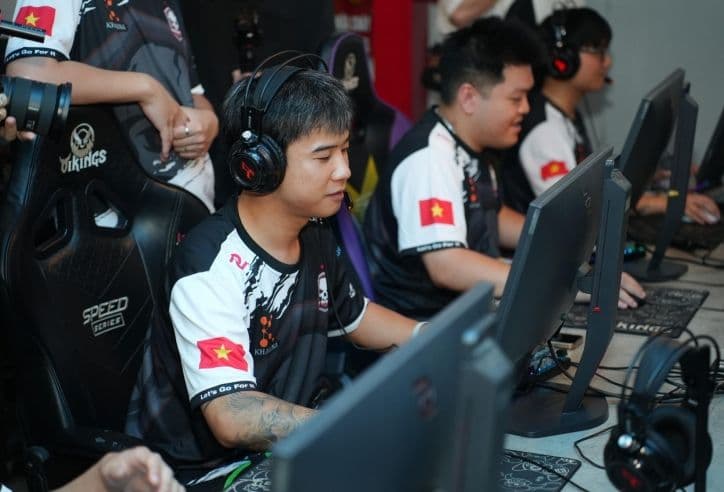 Các tuyển thủ esports tập trung cao độ trong cuộc đua chiến thuật giữa mùa giải.