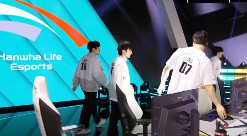 Các tuyển thủ Hanwha Life Esports (HLE) chuẩn bị cho trận đấu mở màn LCK 2025.