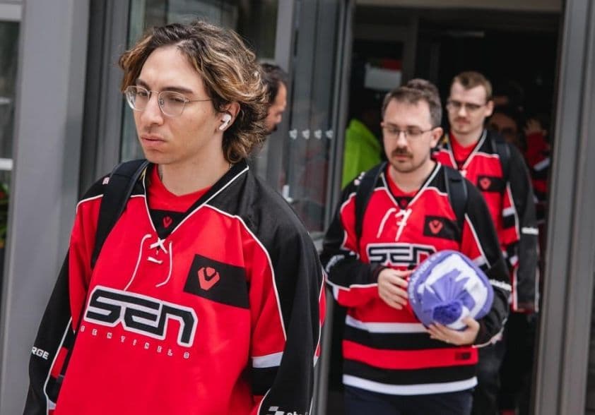 Các tuyển thủ đội Sentinels của VALORANT bước vào khu vực thi đấu.