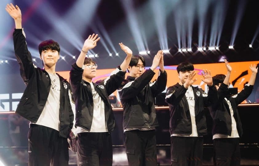 Các tuyển thủ LCK trên sân khấu chào khán giả, biểu tượng cho mùa giải đầy thử thách.