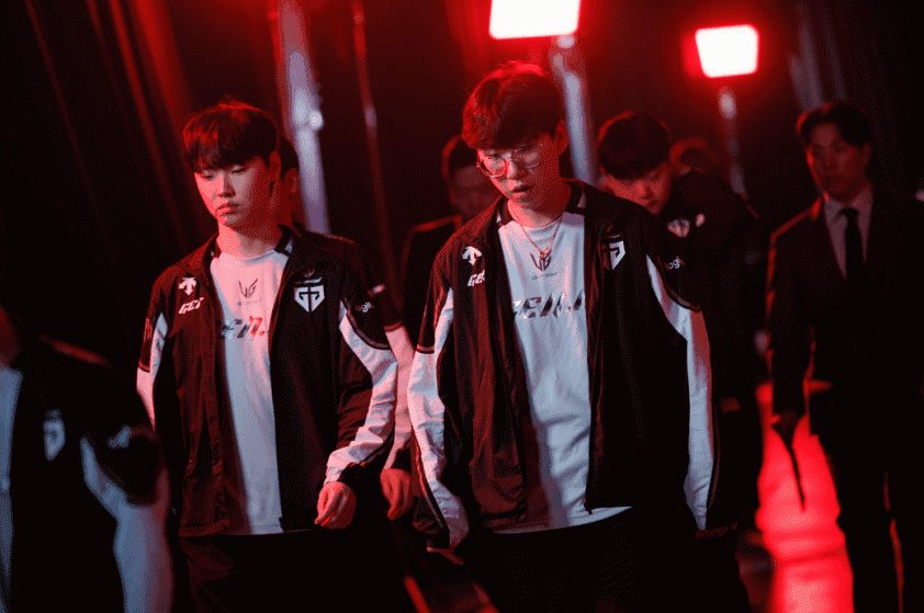 Các tuyển thủ Liên Minh Huyền Thoại bước đi cùng nhau, tượng trưng cho những bài học và sự trưởng thành từ trận đấu