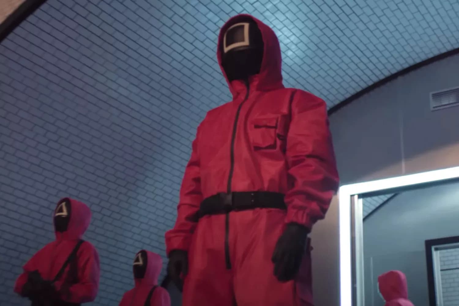 Các vệ binh áo hồng bí ẩn trong vũ trụ Squid Game, tượng trưng cho sự mở rộng câu chuyện.