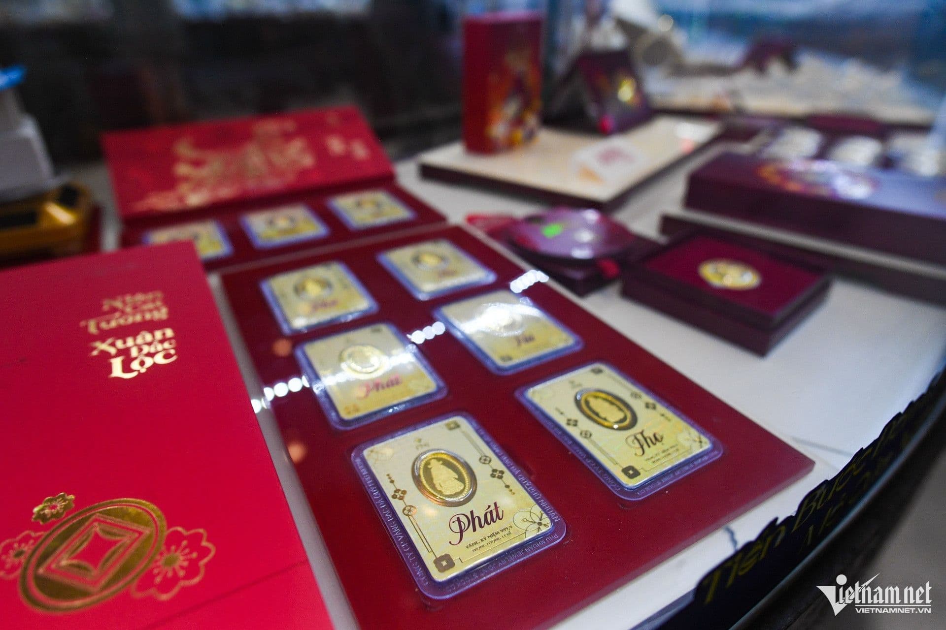 Các vỉ vàng in chữ Phúc, Lộc, Thọ, Phát, tượng trưng cho may mắn và thịnh vượng, thể hiện ý nghĩa tâm linh của tài lộc.