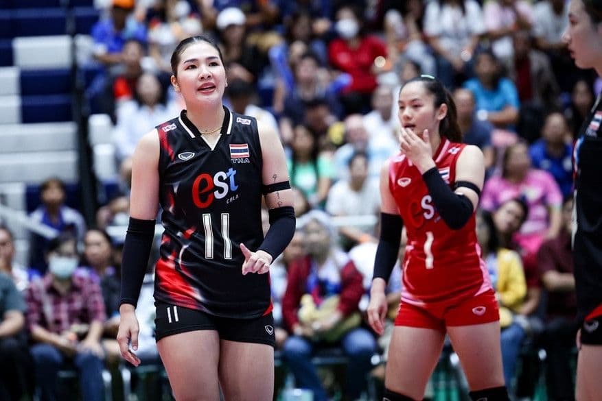 Các vận động viên bóng chuyền nữ Thái Lan trên sân đấu.