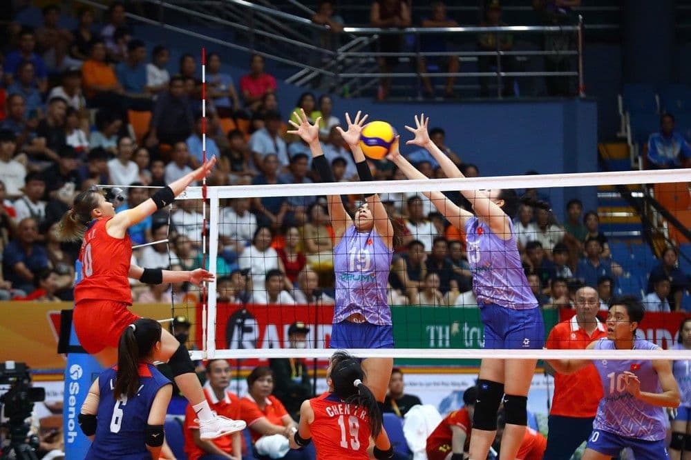 Các vận động viên bóng chuyền nữ Việt Nam thực hiện pha chắn bóng hiệu quả trên lưới.
