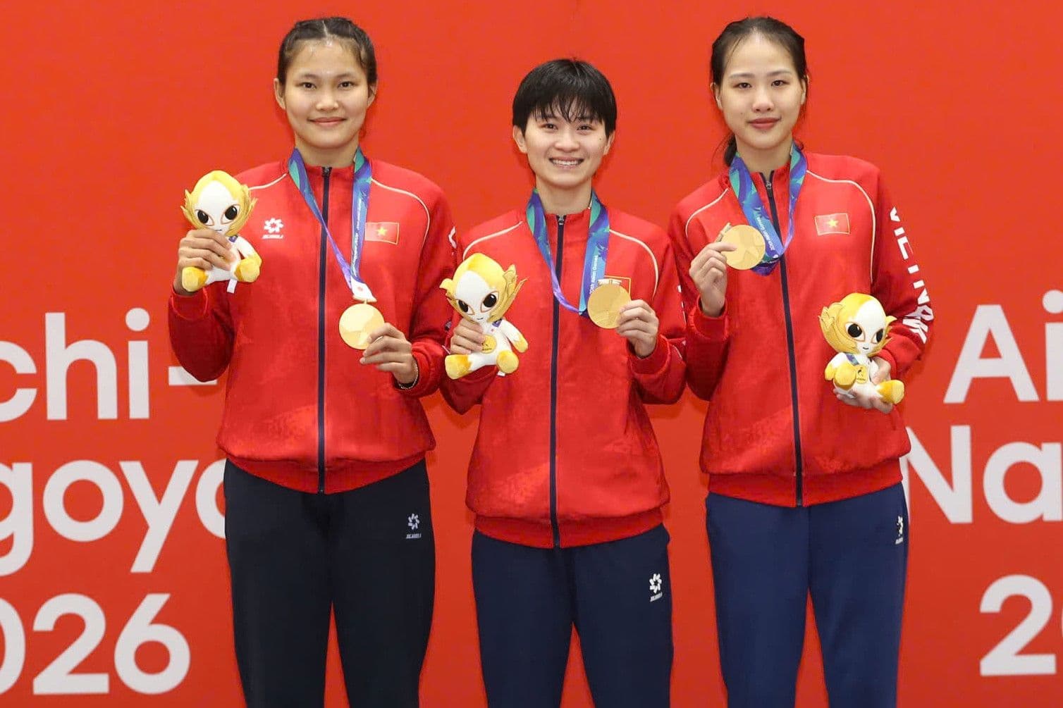 Các vận động viên cầu mây Việt Nam trên bục nhận huy chương vàng ASIAD 2026, tượng trưng cho thành tích và chế độ đãi ngộ.