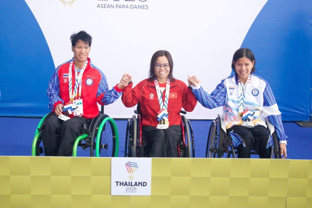Các vận động viên trên bục nhận huy chương tại ASEAN Para Games 13, biểu tượng cho tinh thần chiến thắng và vinh quang của thể thao Việt Nam.