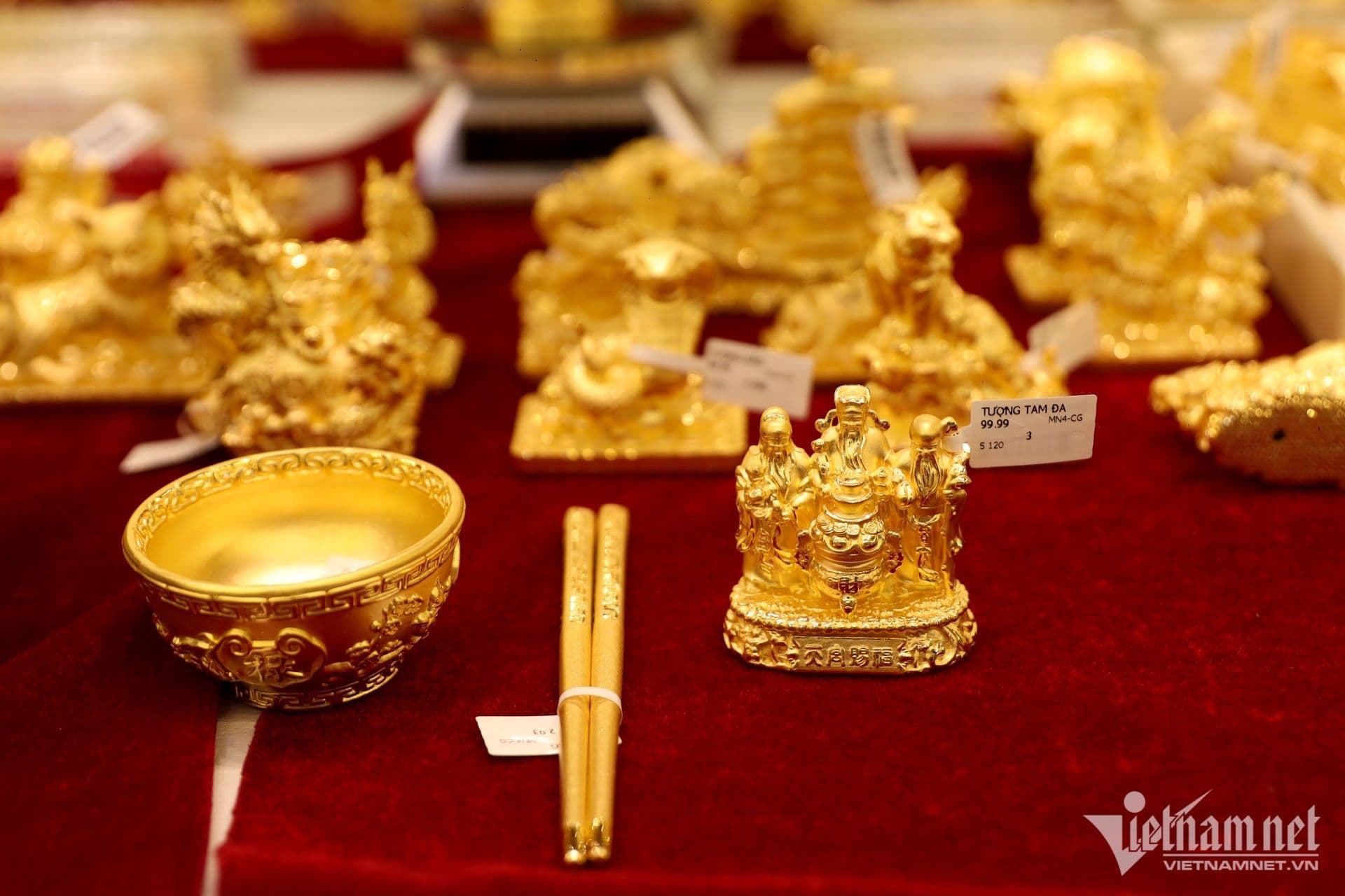 Các vật phẩm vàng trang trí trên nền đỏ, biểu tượng cho giá trị và sự giàu có của kim loại quý.