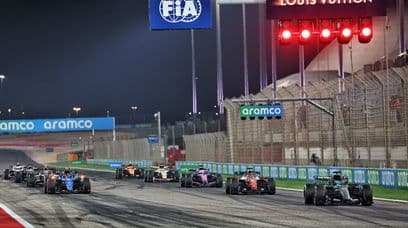 Các xe F1 xếp hàng tại vạch xuất phát trong buổi thử nghiệm ở Bahrain, tượng trưng cho kỷ nguyên mới của luật lệ F1 2026.