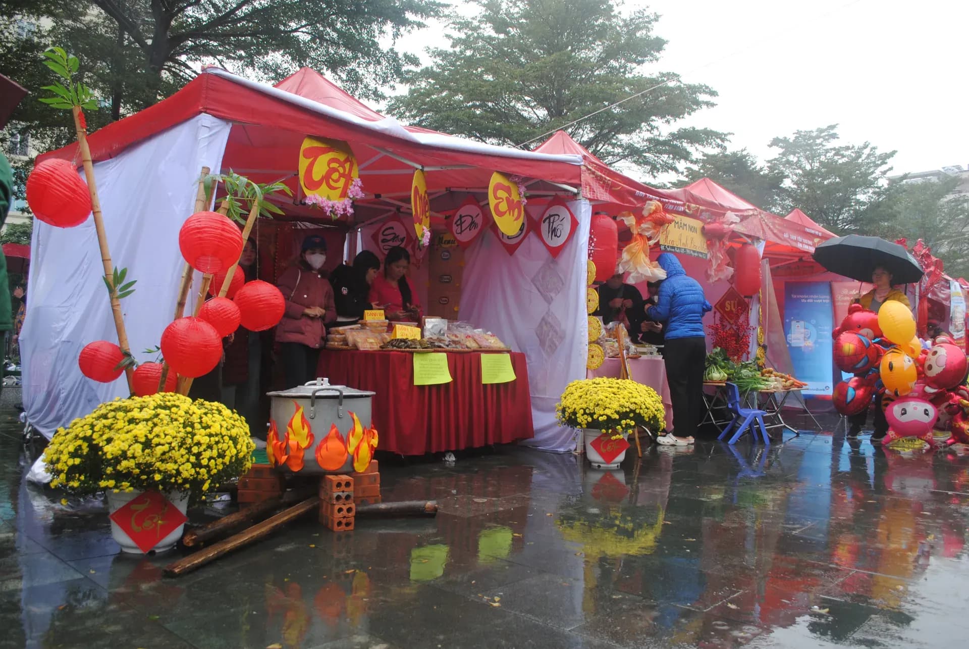 Chợ hoa xuân rực rỡ với đèn lồng và hoa mai, thể hiện không khí Tết truyền thống.