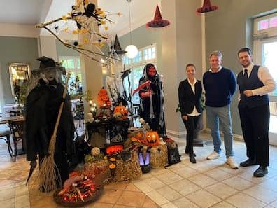 Chủ nhà hàng Silvia Olm cùng chủ sở hữu Michael Hattenhauer và nhân viên Andy Olm tại Strandcafé Binz với trang trí Halloween ấn tượng.