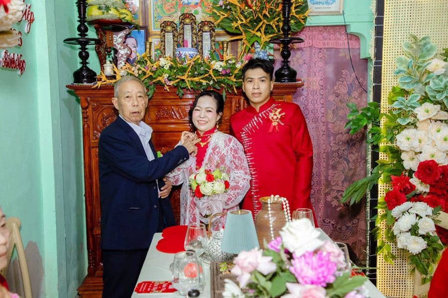 Chú rể Anh Vũ và cô dâu Chị Tiếp trong lễ cưới truyền thống, với sự hiện diện của người thân.