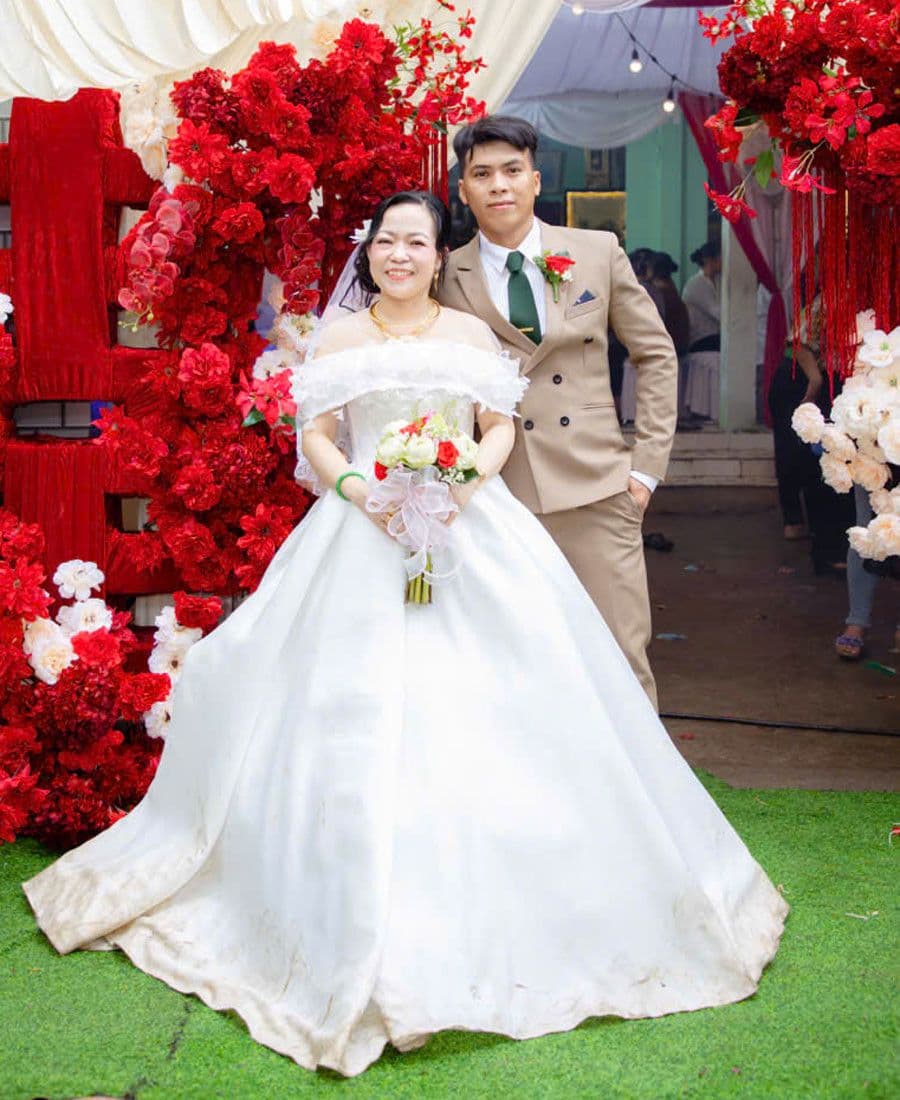 Chú rể Anh Vũ và cô dâu Chị Tiếp trong trang phục cưới, thể hiện sự đồng hành và thấu hiểu.