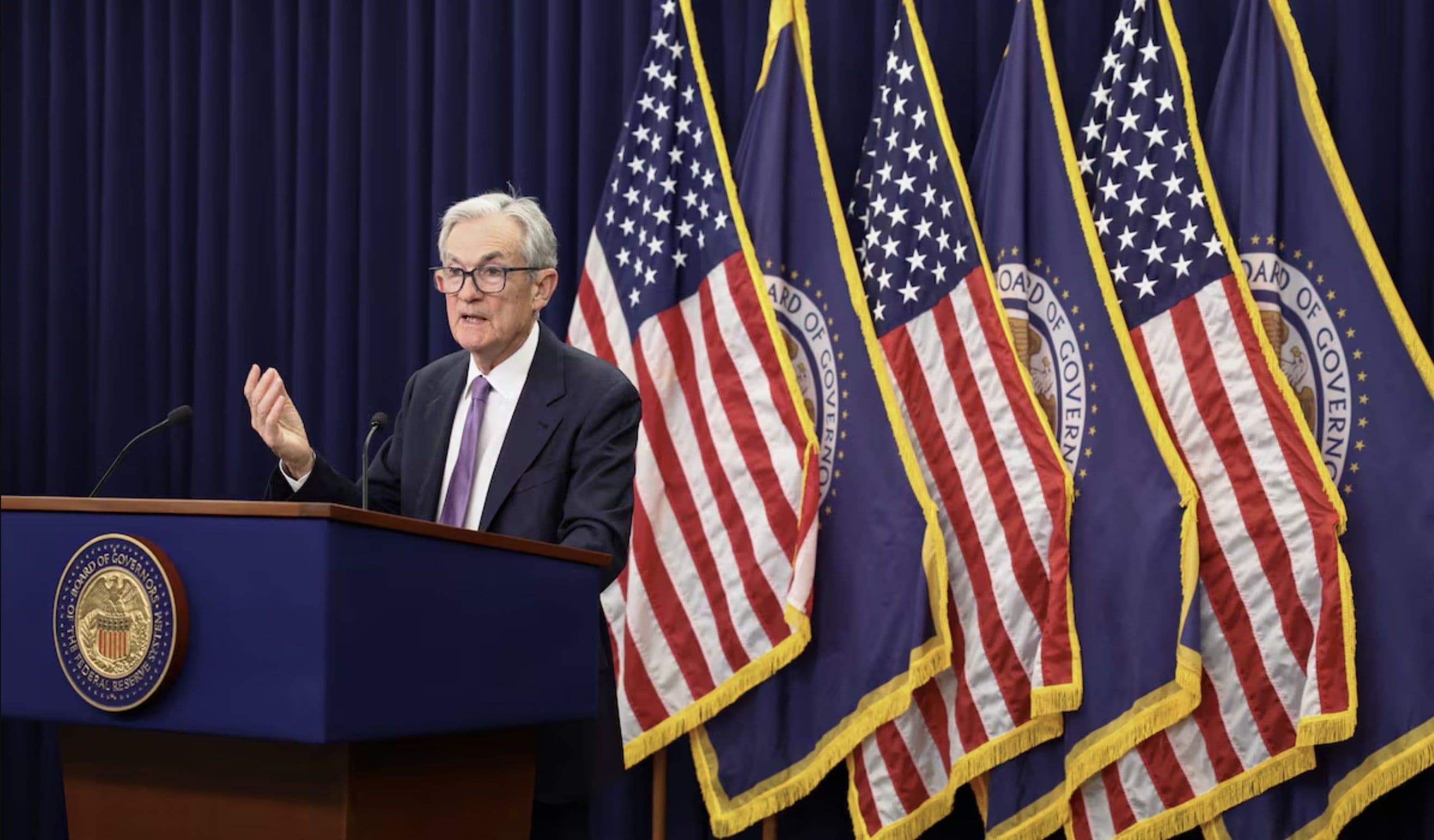 Chủ tịch Cục Dự trữ Liên bang Mỹ (Fed) Jerome Powell phát biểu, đại diện cho chính sách tiền tệ toàn cầu ảnh hưởng đến đồng Yên.