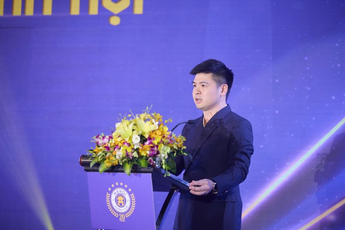 Chủ tịch CLB Đỗ Vinh Quang phát biểu tại sự kiện, nhấn mạnh chiến lược nhập tịch Hendrio là nước cờ táo bạo của Hà Nội FC.