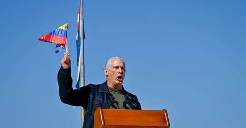 Chủ tịch Cuba phát biểu trước công chúng, thể hiện sự kiên cường của hòn đảo trong bối cảnh đối thoại và khủng hoảng