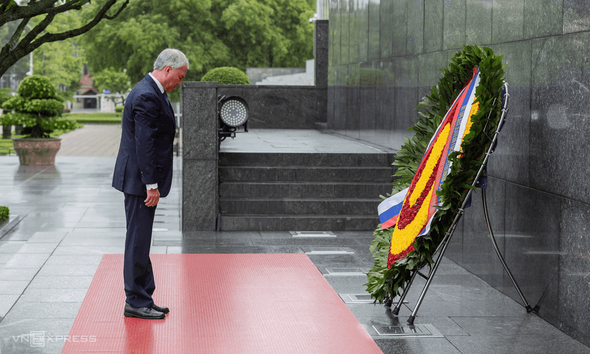 Chủ tịch Duma Quốc gia Nga Vyacheslav Volodin đặt vòng hoa tưởng niệm tại Đài tưởng niệm các Anh hùng liệt sĩ.