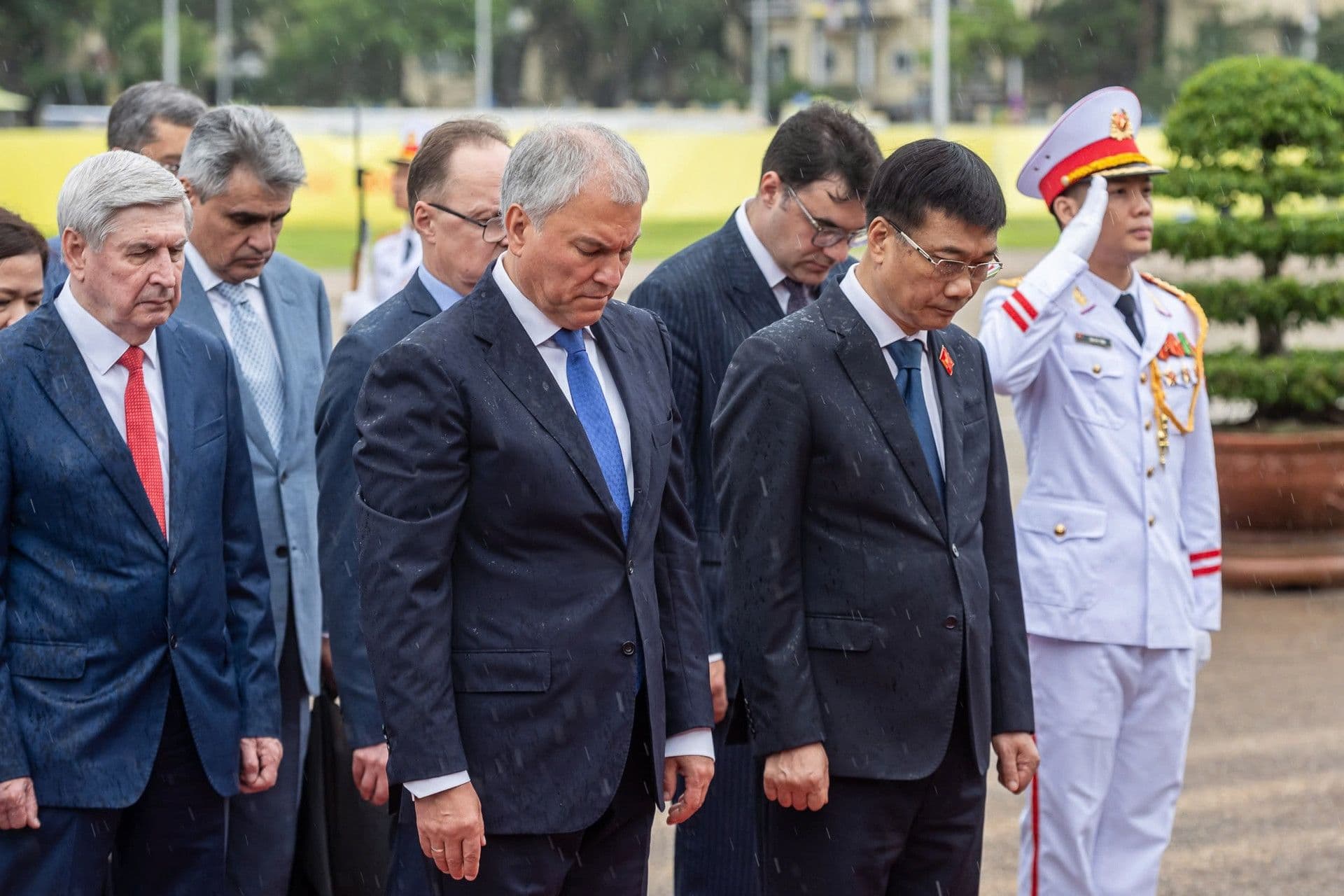 Chủ tịch Duma Quốc gia Nga Vyacheslav Volodin và phái đoàn viếng Chủ tịch Hồ Chí Minh và các anh hùng liệt sĩ.