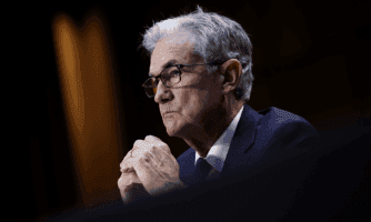 Chủ tịch Fed Jerome Powell tại hội nghị Jackson Hole, đại diện cho vai trò của Fed trong việc duy trì ổn định kinh tế.