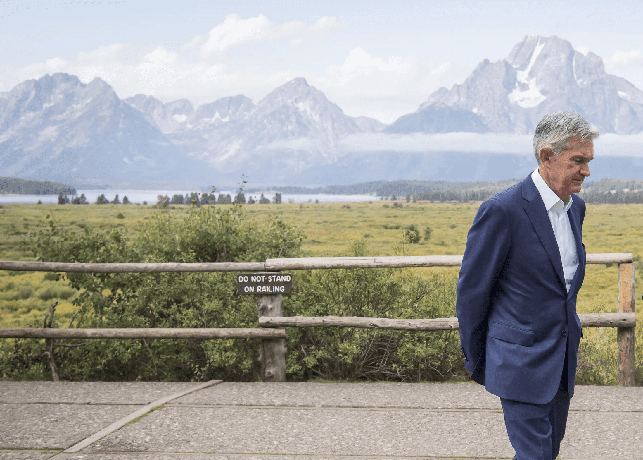Chủ tịch Fed Jerome Powell tại hội nghị Jackson Hole năm 2024, với khung cảnh núi non hùng vĩ, nơi các chính sách tiền tệ quan trọng được thảo luận.