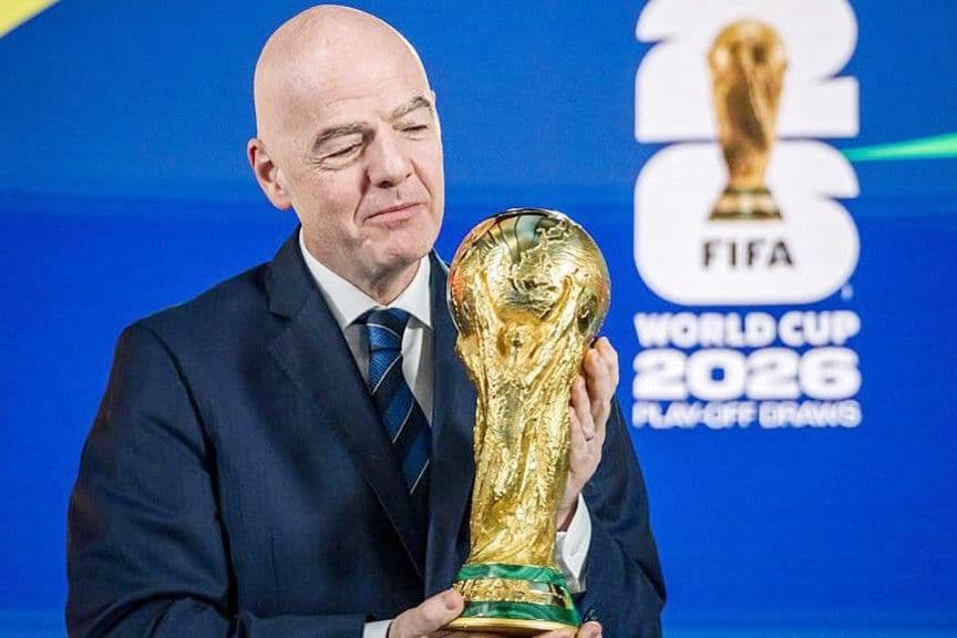 Chủ tịch FIFA Gianni Infantino cầm cúp vàng World Cup 2026.