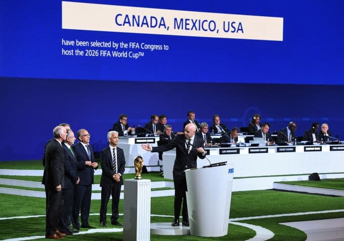 Chủ tịch FIFA Gianni Infantino công bố Mỹ, Canada, Mexico là đồng chủ nhà World Cup 2026, thể hiện quy mô toàn cầu của giải đấu.