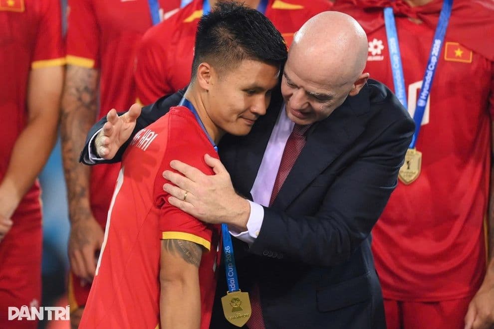 Chủ tịch FIFA Gianni Infantino trao huy chương cho tiền vệ Nguyễn Quang Hải của đội tuyển Việt Nam, biểu tượng cho sự công nhận và tầm quan trọng của giải đấu FIFA ASEAN Cup 2026.