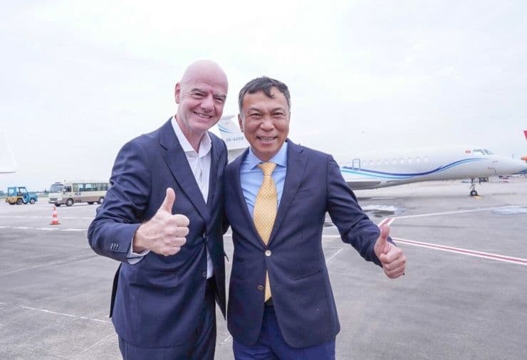 Chủ tịch FIFA Gianni Infantino và Chủ tịch VFF Trần Quốc Tuấn tại sân bay, đánh dấu sự hiện diện của FIFA tại Việt Nam.