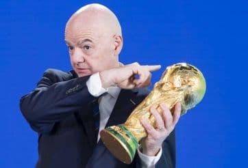 Chủ tịch FIFA Gianni Infantino và cúp vàng World Cup
