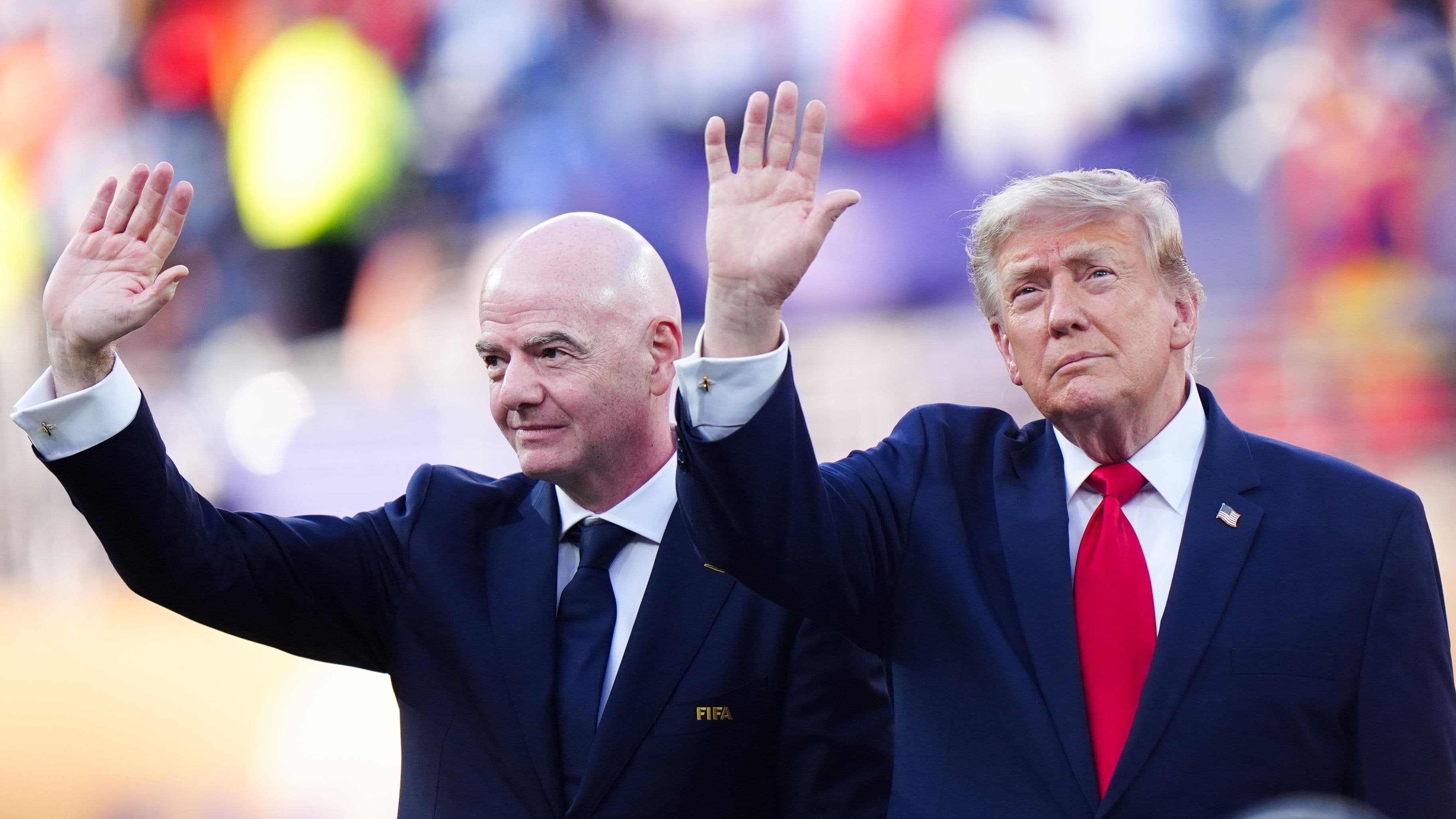 Chủ tịch FIFA Gianni Infantino và cựu Tổng thống Mỹ Donald Trump vẫy tay, biểu tượng cho mối quan hệ chính trị gây tranh cãi.