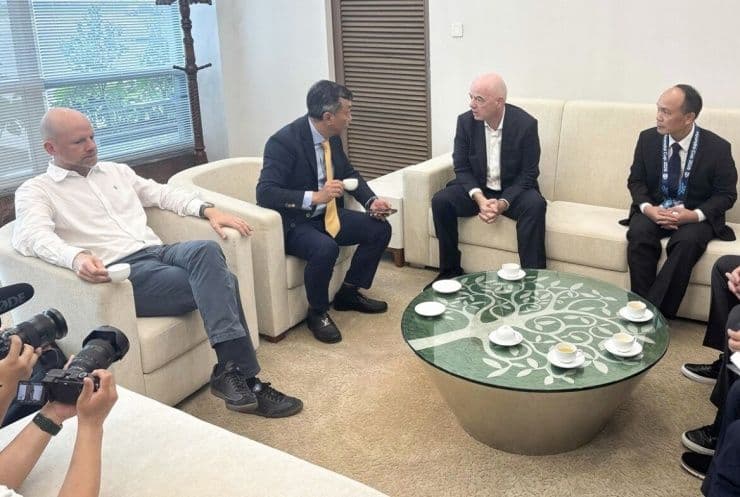 Chủ tịch FIFA Gianni Infantino và Tổng Thư ký FIFA Mattias Grafström cùng các quan chức trong cuộc họp bàn về tiềm năng và phát triển bóng đá khu vực.