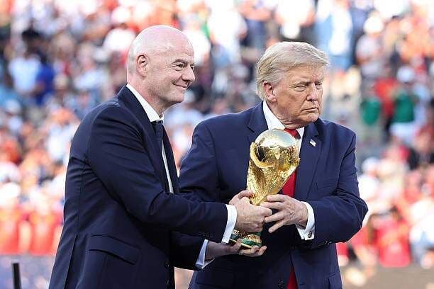 Chủ tịch FIFA Gianni Infantino và Tổng thống Donald Trump cùng cúp vàng World Cup, thể hiện quyền lực và thương mại hóa trong bóng đá.