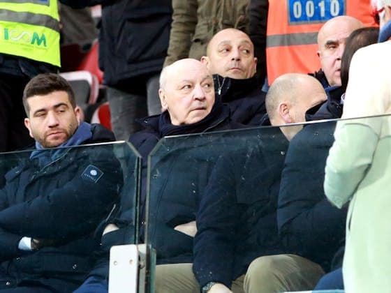 Chủ tịch Inter Beppe Marotta theo dõi trận đấu, suy tư về lịch thi đấu dày đặc và cuộc đua Scudetto.