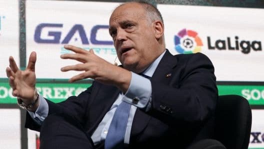 Chủ tịch La Liga Javier Tebas phát biểu, người đã thẳng thắn chỉ trích những hành động của Gianni Infantino.