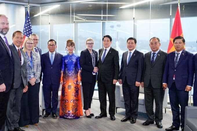 Chủ tịch nước Lương Cường cùng đoàn lãnh đạo Việt Nam, Vietjet và Boeing thể hiện mối quan hệ đối tác chiến lược.
