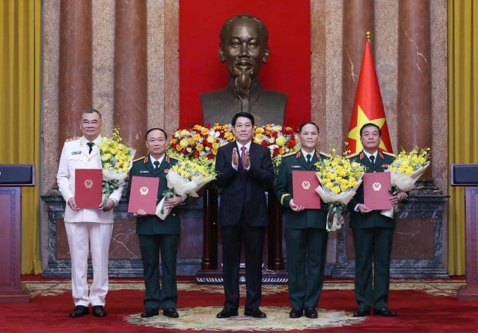 Chủ tịch nước Lương Cường trao quyết định thăng hàm Thượng tướng cho ông Tô Ân Xô và các tướng lĩnh khác tại buổi lễ trang trọng.