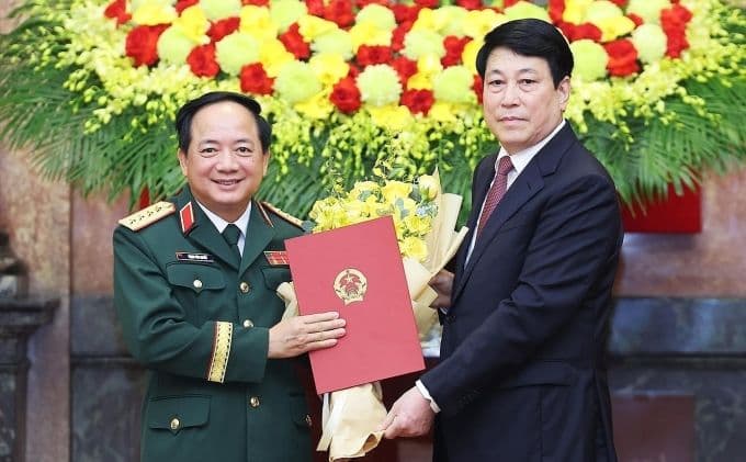 Chủ tịch nước Lương Cường trao quyết định thăng quân hàm Đại tướng cho ông Trịnh Văn Quyết.