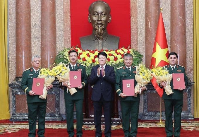 Chủ tịch nước Lương Cường trao quyết định thăng quân hàm Thượng tướng cho các tướng lĩnh quân đội.