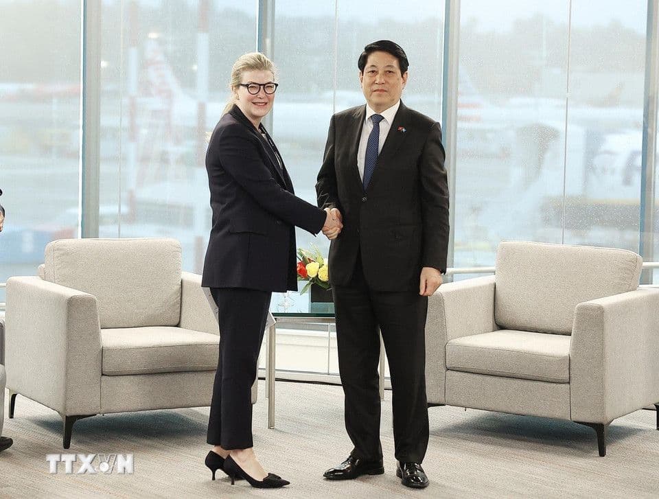 Chủ tịch nước Lương Cường và Chủ tịch Boeing Commercial Airplanes Stephanie Pope bắt tay, thể hiện mối quan hệ đối tác thúc đẩy phát triển kinh tế.