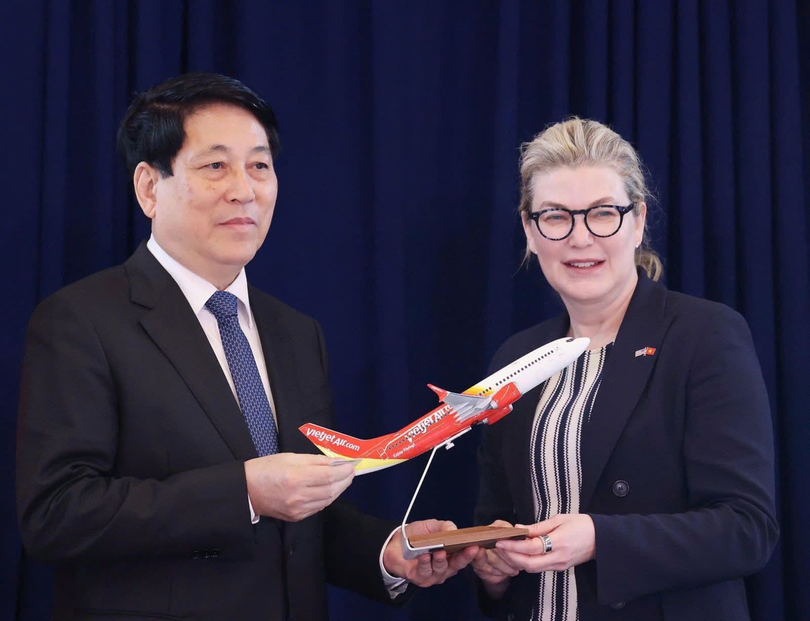 Chủ tịch nước Lương Cường và Tổng giám đốc Boeing Commercial Airplanes Stephanie Pope cùng mô hình máy bay Vietjet, biểu tượng cho tầm nhìn phát triển.