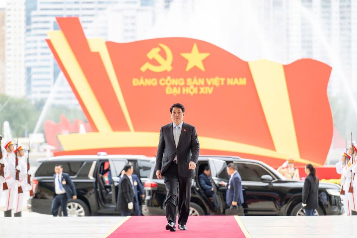 Chủ tịch nước Lương Cường xuất hiện tại Đại hội Đảng XIV, biểu tượng cho vai trò trung tâm và tầm ảnh hưởng của ông.