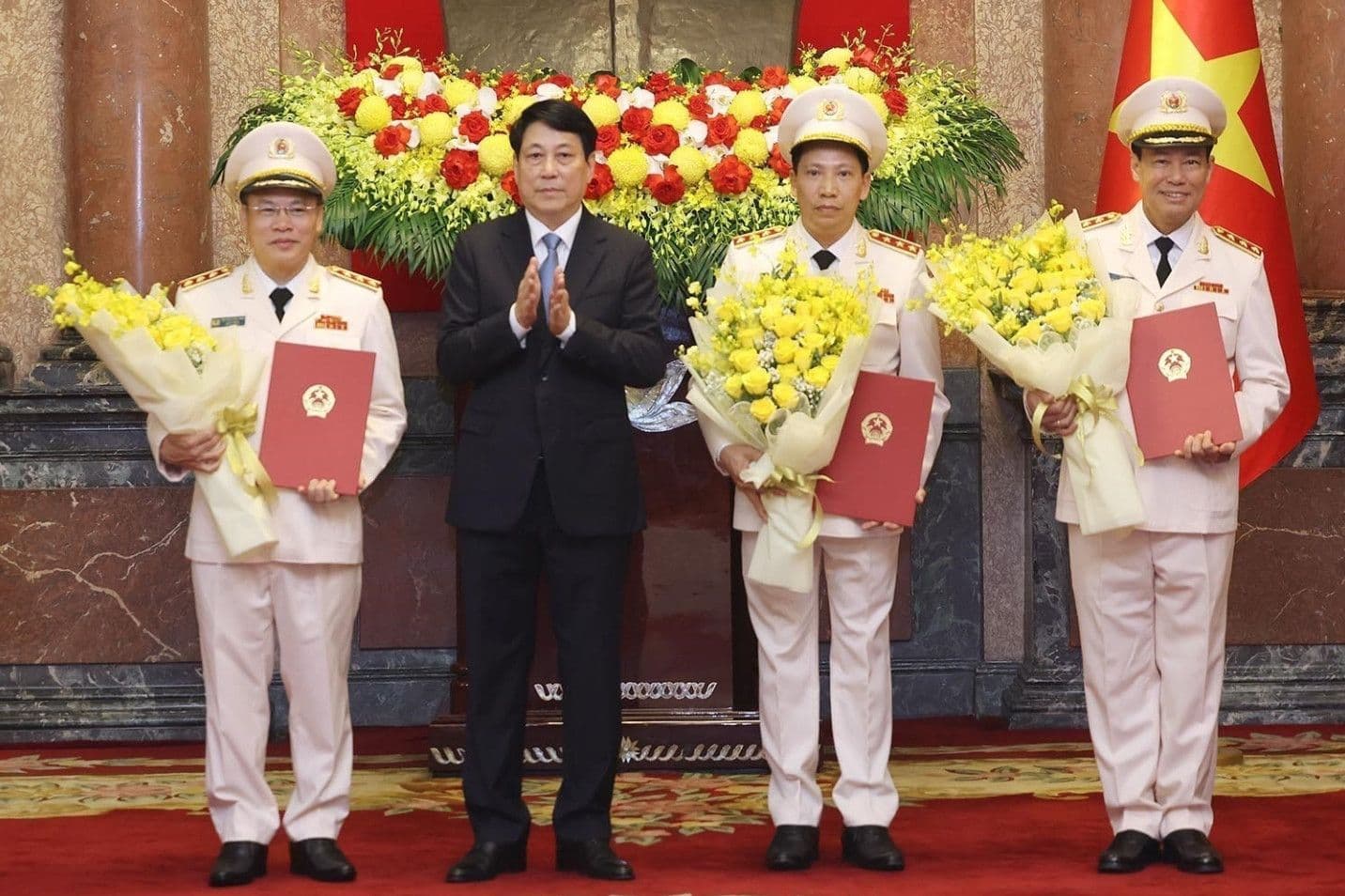 Chủ tịch nước trao quyết định thăng quân hàm Thượng tướng cho ba Thứ trưởng Bộ Công an.