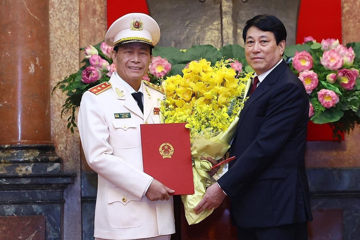 Chủ tịch nước trao quyết định thăng quân hàm Thượng tướng cho một sĩ quan cấp cao.