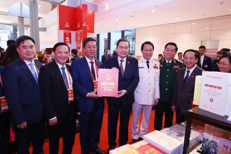 Chủ tịch Quốc hội Trần Thanh Mẫn cầm sách tại không gian trưng bày, biểu tượng cho sự coi trọng tri thức