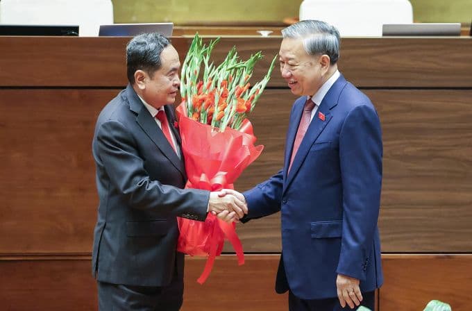 Chủ tịch Quốc hội Trần Thanh Mẫn nhận hoa chúc mừng từ Tổng Bí thư Tô Lâm, đánh dấu chặng đường sự nghiệp
