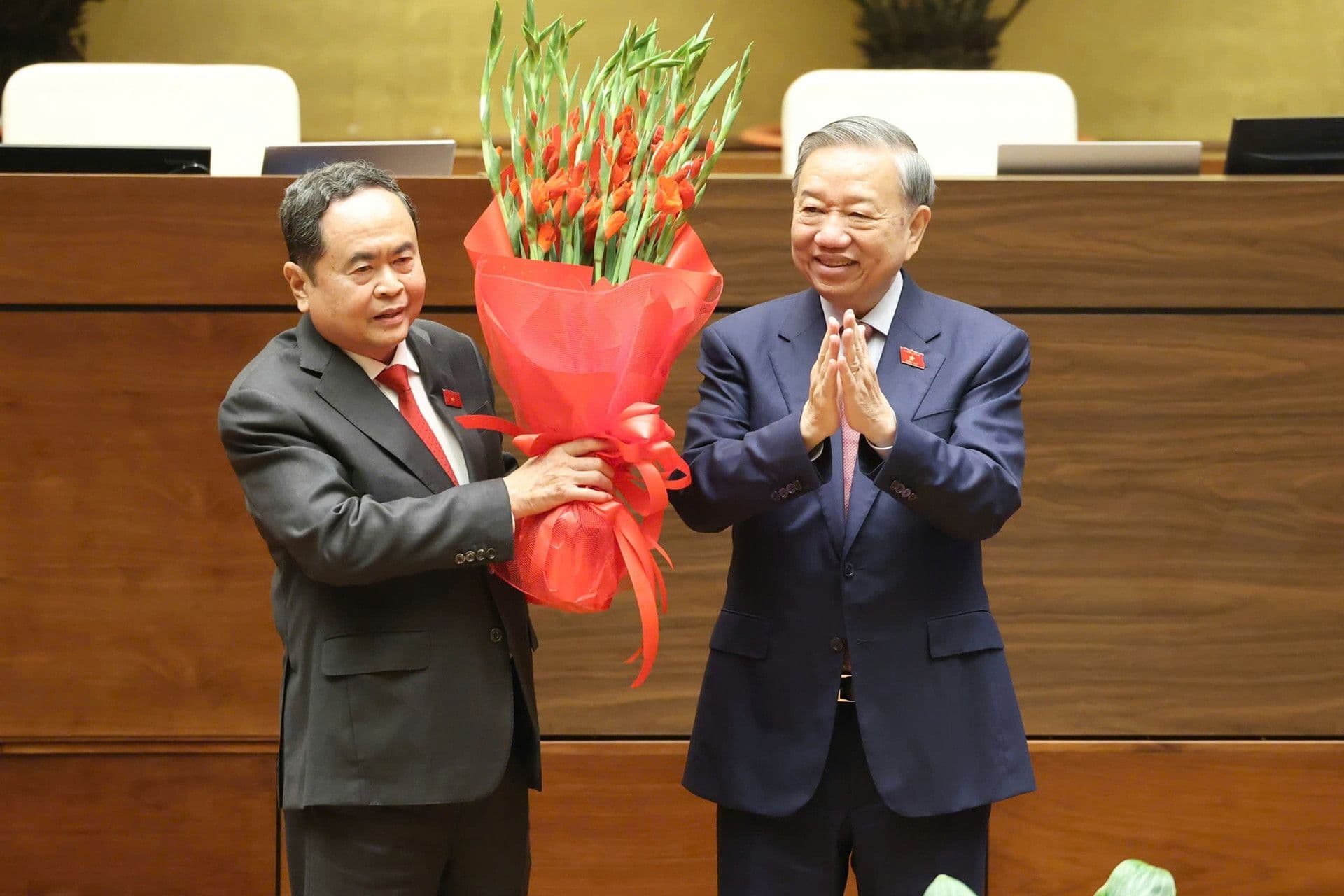 Chủ tịch Quốc hội Trần Thanh Mẫn nhận hoa chúc mừng, thể hiện cam kết biến lời hứa thành hành động