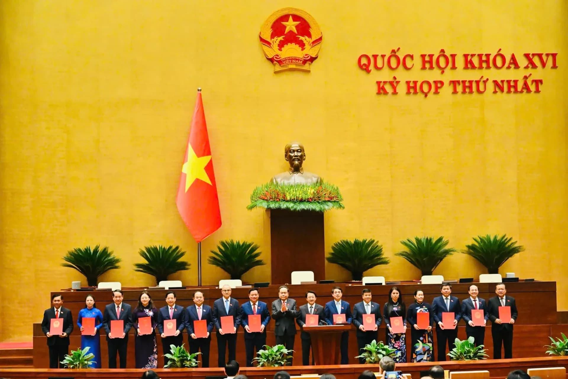 Chủ tịch Quốc hội Trần Thanh Mẫn trao nghị quyết phê chuẩn cho các Trưởng đoàn đại biểu Quốc hội, tượng trưng cho việc nhận lãnh trọng trách.