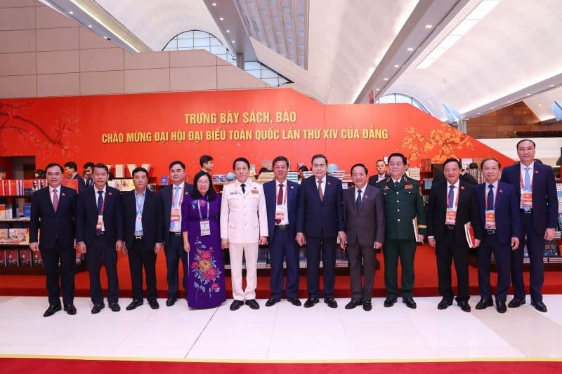 Chủ tịch Quốc hội Trần Thanh Mẫn và các đại biểu tham quan không gian trưng bày sách báo chào mừng Đại hội Đảng