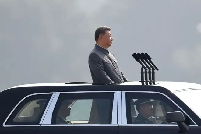 Chủ tịch Tập Cận Bình duyệt binh từ xe mui trần, hình ảnh quyền lực tối cao giám sát quân đội, gợi lên sự ổn định hoặc bất ổn tiềm tàng do các cuộc thanh trừng.