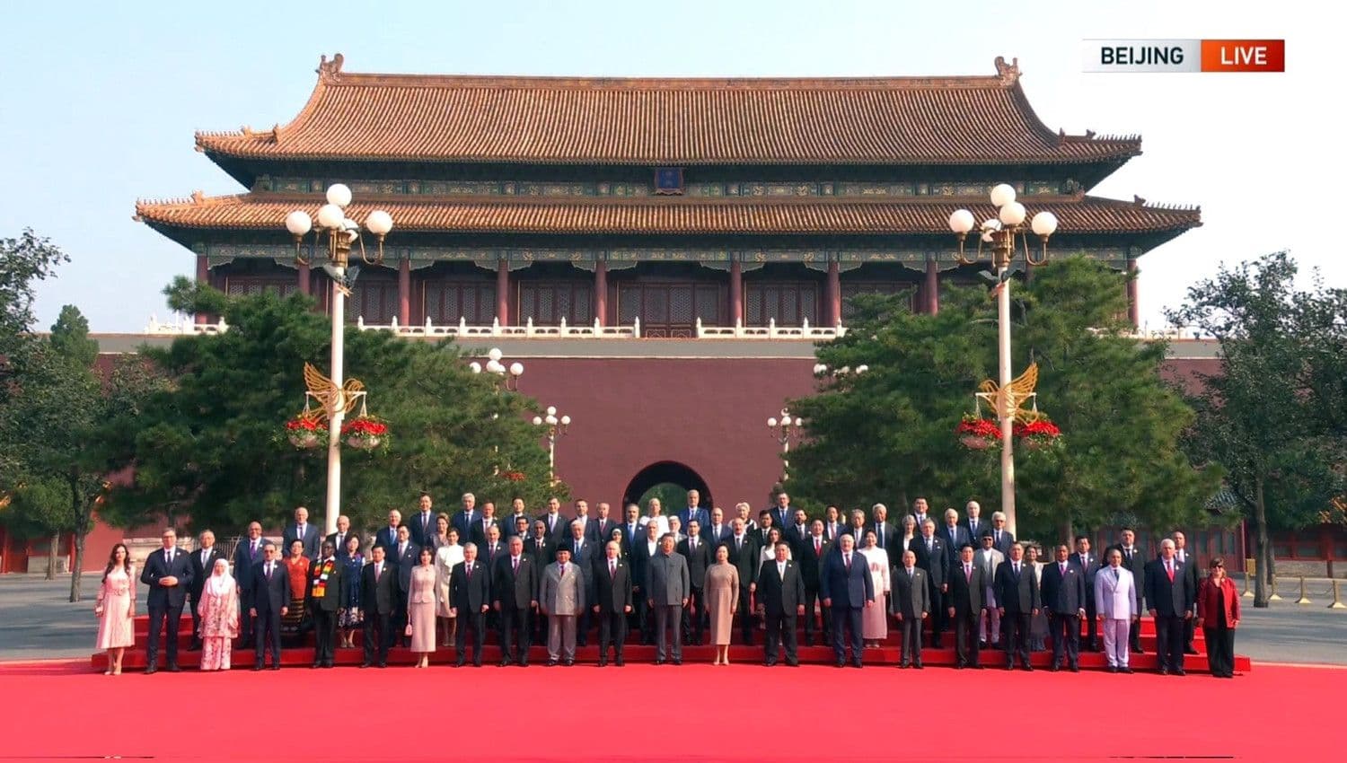 Chủ tịch Tập Cận Bình và các nhà lãnh đạo quốc tế chụp ảnh tại Quảng trường Thiên An Môn trong lễ duyệt binh.